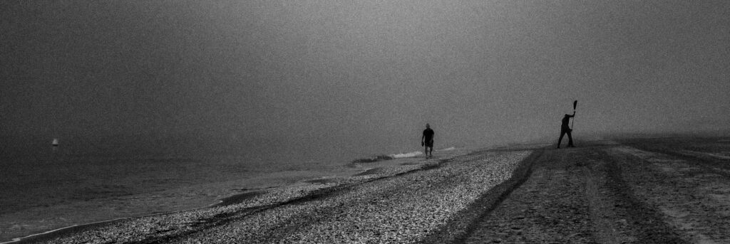 2 män på en öde strand